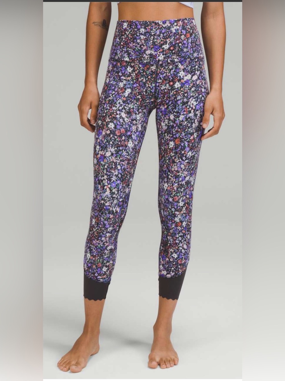 EUC Lululemon Align Scalloped Hem High Rise Crop 23” flower burst size 6 / med